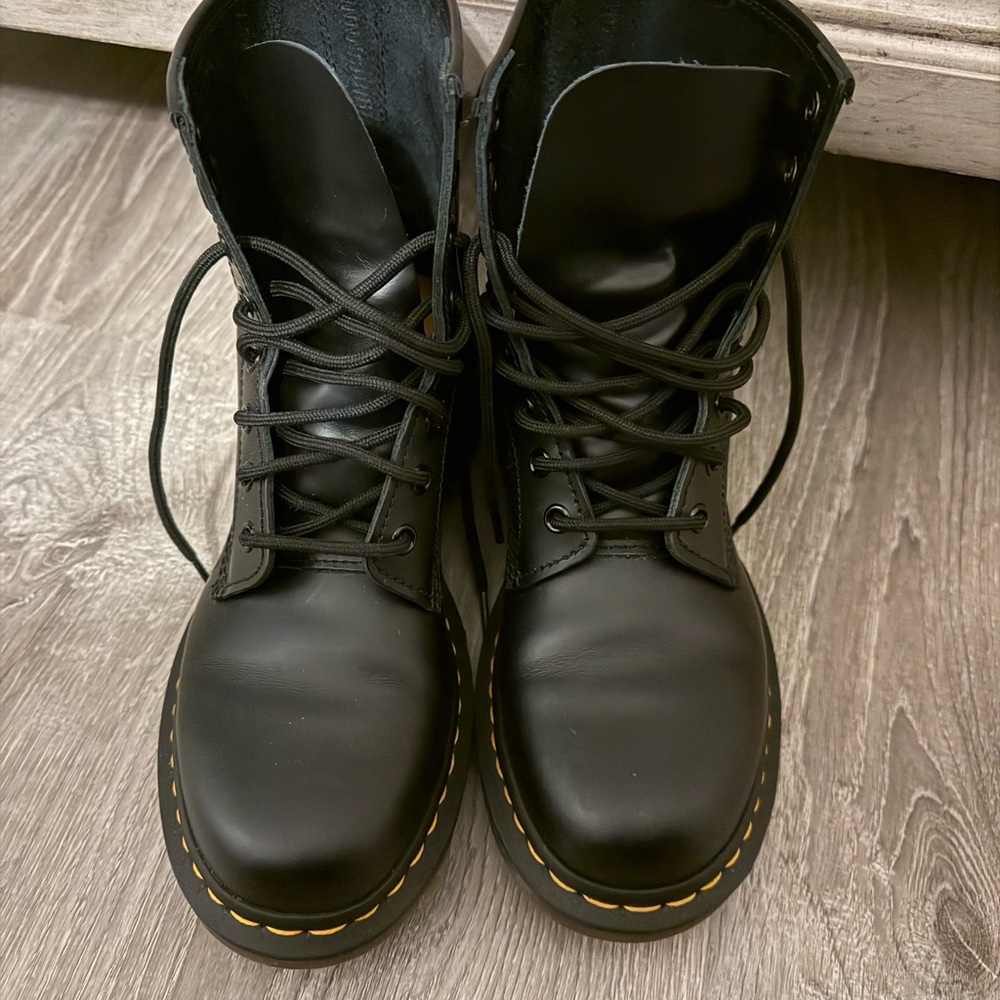 Dr Martens women’s 1460 Smooth leather lace up boot
